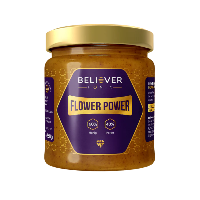 Premium Flower Power Honig von Believer im 250g Glas. Diese besondere Rezeptur besteht aus einer Komposition von 60% naturbelassenem rohem Honig und 40% reinem Perga, auch bekannt als fermentiertes Bienenbrot.

Die Textur dieser Honig-Perga-Mischung ist reichhaltig und weist eine natürliche dunkle Färbung auf. Die sichtbaren Pollenanteile im Glas verdeutlichen die handwerkliche Qualität und den hohen Nährstoffgehalt dieses Superfoods.

Dieses Produkt wird kaltgeschleudert, um alle Enzyme und bioaktiven Inha